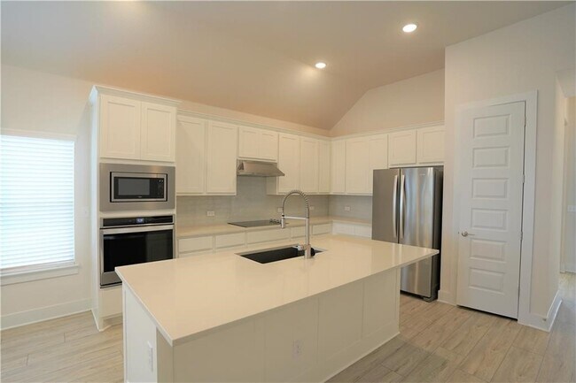 Building Photo - 621 Pinnacle View Dr
