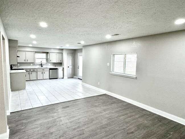 Building Photo - 6321 Apache Dr