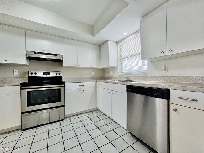 Building Photo - 706 SE 13th Ct