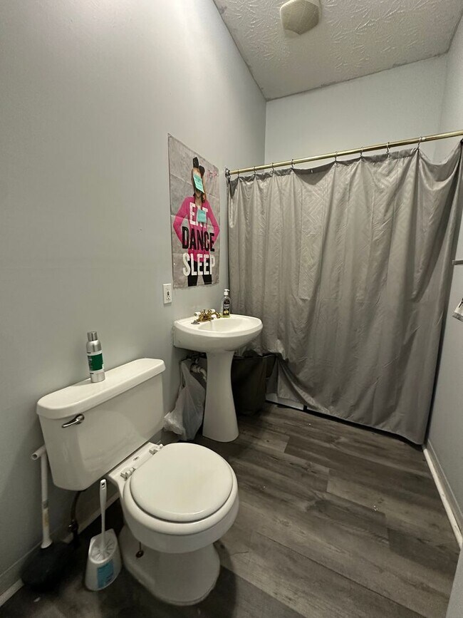 Building Photo - 5 Bedroom House Available Next to UC Campus