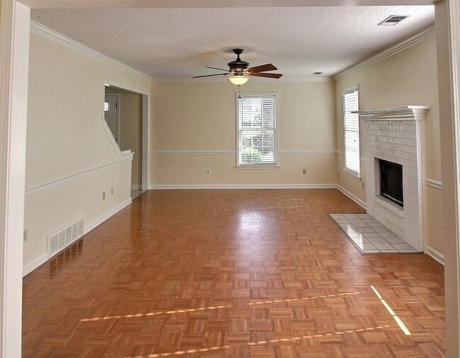 Building Photo - 383 E Valleywood Dr