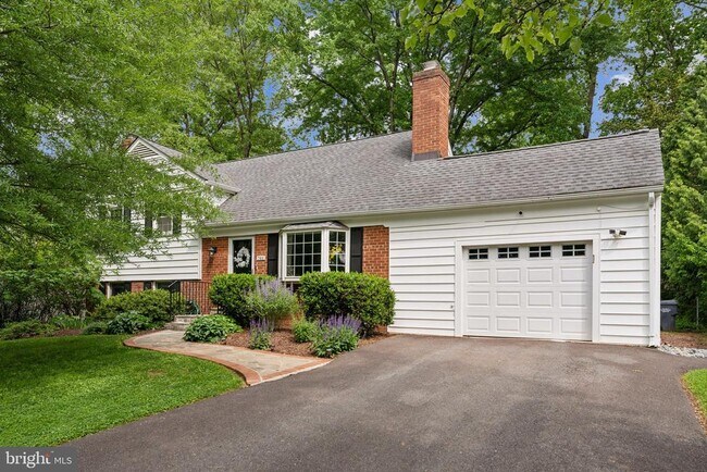 Primary Photo - 7911 Roswell Dr