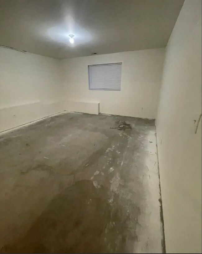 Building Photo - Spacious 3BD 2BA