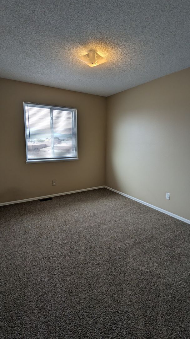 Building Photo - COZY TRI-LEVEL 3 BED/1.5 BATH WITH WOODBUR...