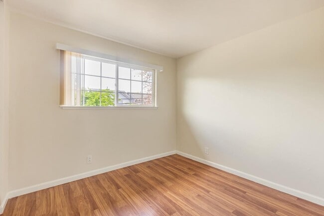 Building Photo - 985 Bellhurst Ave
