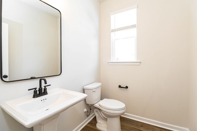 Building Photo - Beautiful 4BR 3.5BA Townhome w/ Full Appliance Kitchen Garage Parking in University