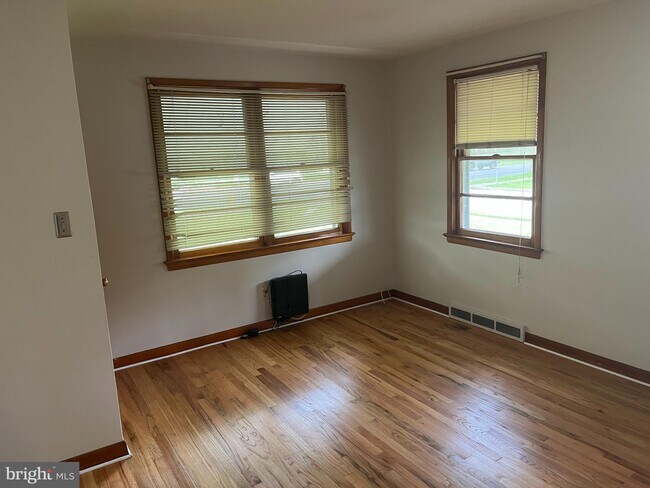 Building Photo - 1125 Pkwy Ave-