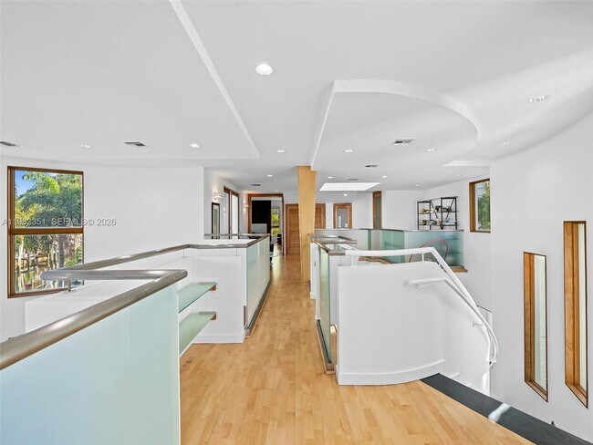 Building Photo - 450 Victoria Terrace