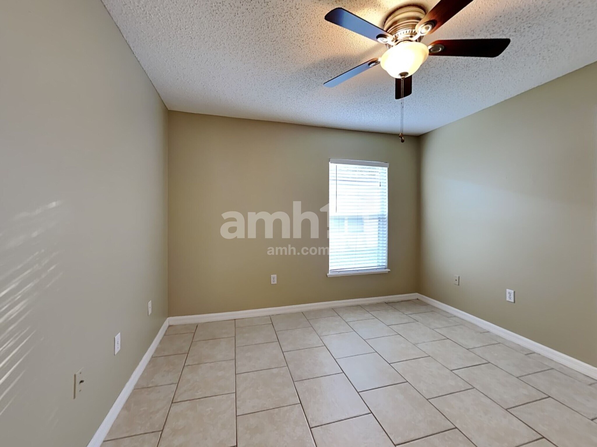 Building Photo - 16560 Corner Lake Dr