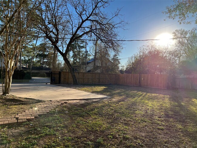 Building Photo - 28801 Holly Hill Dr