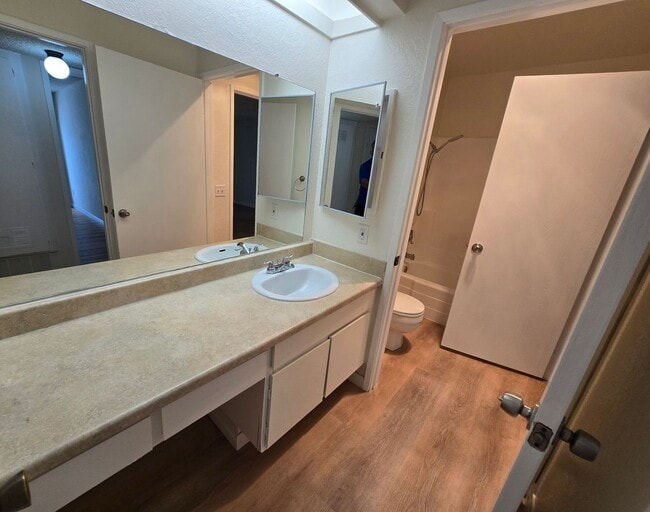 Building Photo - Beautifully Renovated Ground-Floor 2 Bedroom – Over 900 Sq. Ft.!