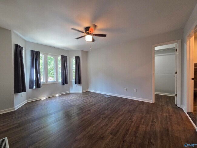 Building Photo - 211 Knollridge Cir SE