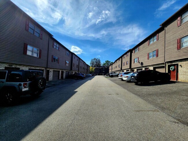 Building Photo - 2 bed/2.5 bath Townhouse in Morgantown - A...