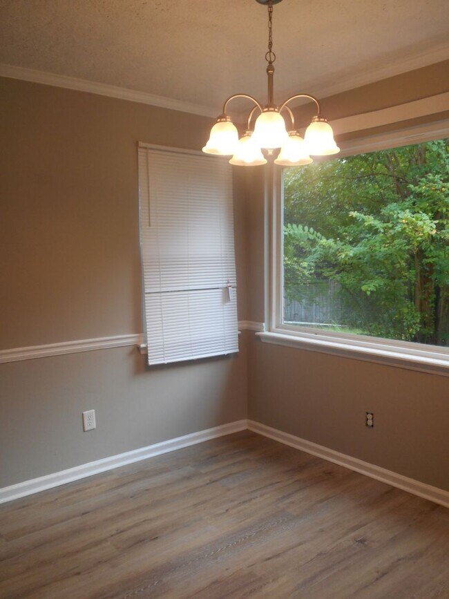 Building Photo - 3 Bedroom 2 Bath W/ Flex Room Pepperidge