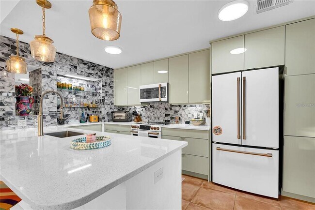 Building Photo - 910 Pinellas Bayway S