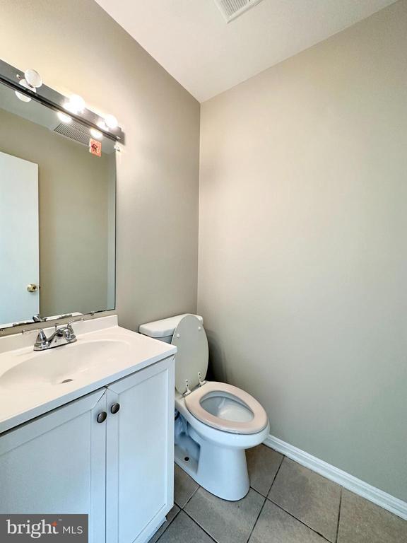 Building Photo - 402 Carousel Ct