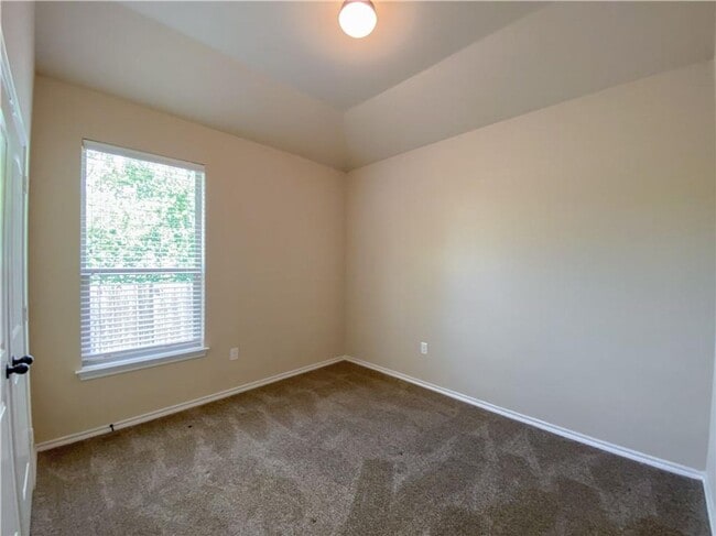 Building Photo - 125-131 Creekside Villa Dr