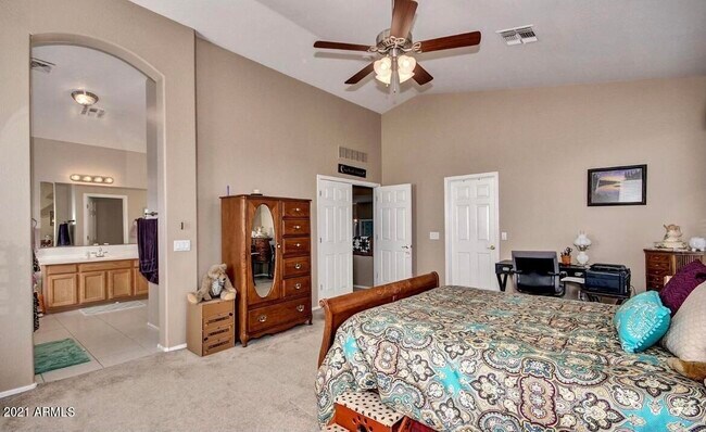 Building Photo - 2021 E Desert Inn Dr