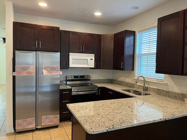 Building Photo - 3/2.5 Townhouse in Downtown Kissimmee