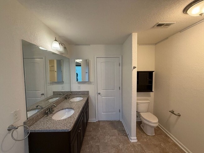 Building Photo - Spacious 4BR Home with Large Fenced Yard & Prime Location