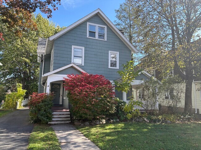Primary Photo - 20 Quaker Ln S