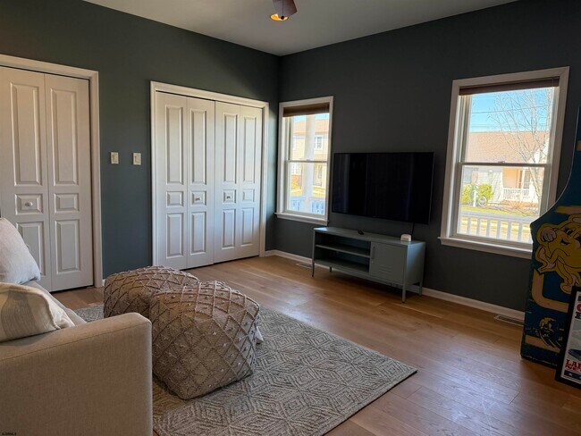 Building Photo - 802 N Harvard Ave