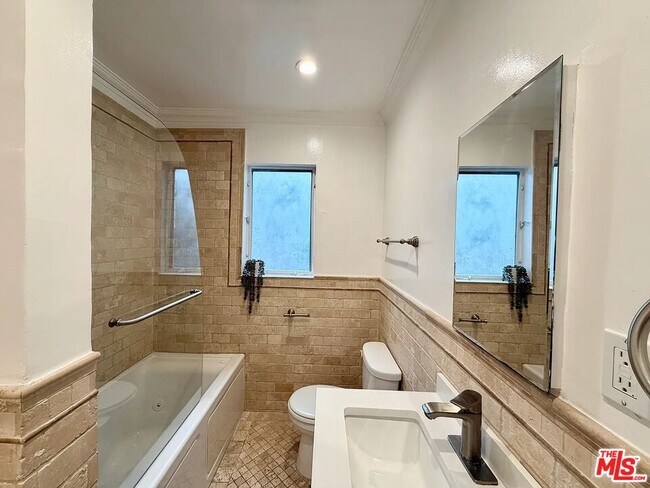 Building Photo - 1027 20th St