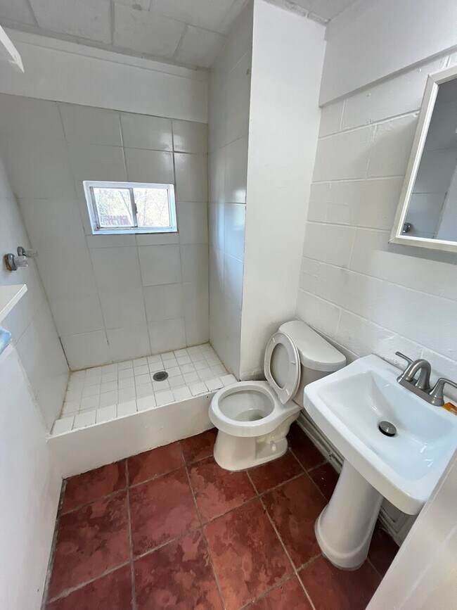 Building Photo - Perfect Rental for Families — Great Location!