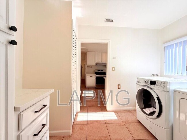 Building Photo - 4447 Lockwood Ave