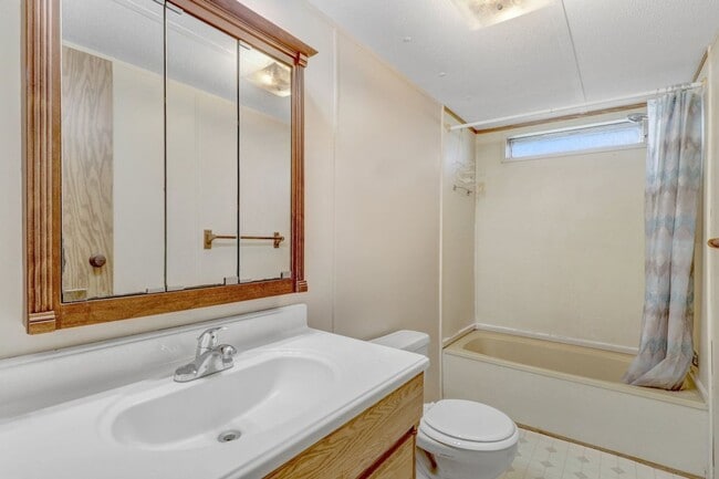 Building Photo - 2 BR, 2 BA Mobile Home w/ 2-Car Detached G...