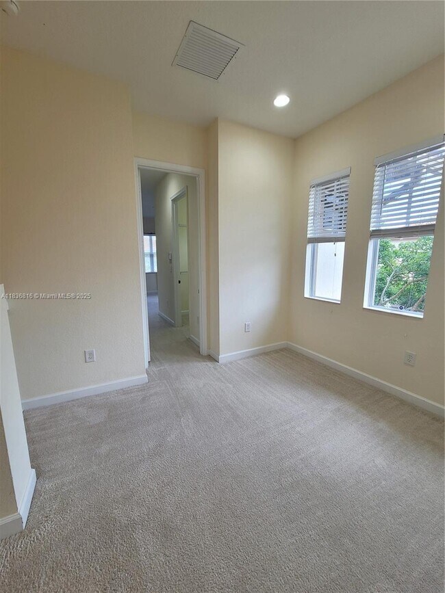 Building Photo - 6033 NW 118th Dr