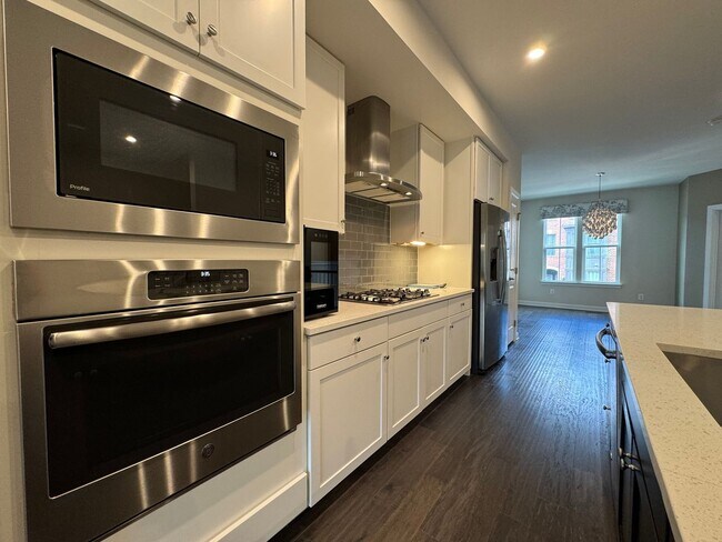 Building Photo - Stunning 3 Bed 3.5 Bath Townhome With Atta...