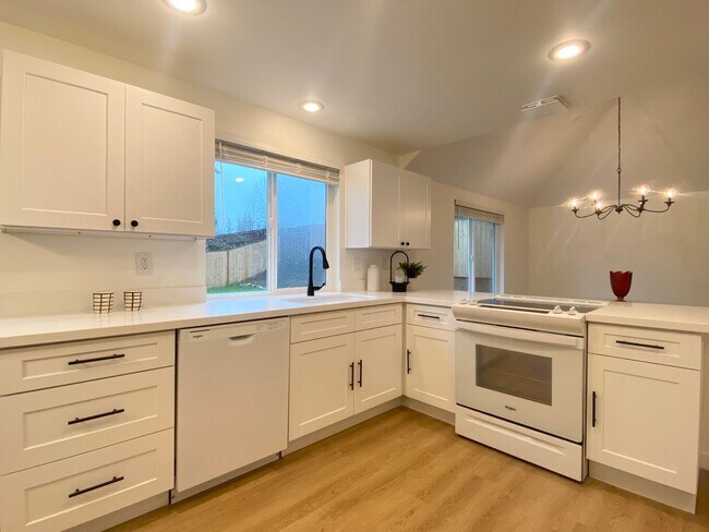 Building Photo - FULLY UPDATED Auburn home near Thomas Jefferson HS