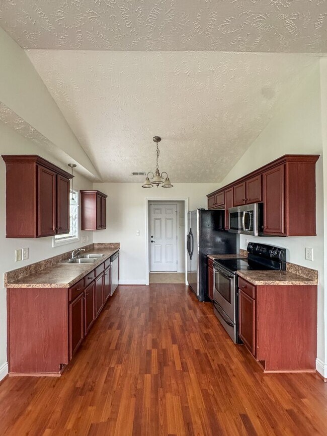 Building Photo - Charming 3 Bed 2 Bath Home in Fayetteville