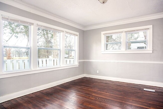 Building Photo - SEE IT NOW: Charming Updated Home in a Quiet Kansas City Neighborhood!