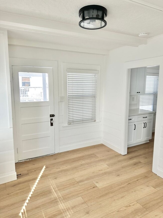 Building Photo - 006th St. Sharp