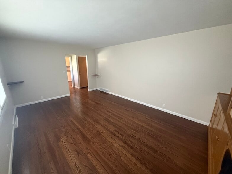 Building Photo - 1725 Elmwood Ln