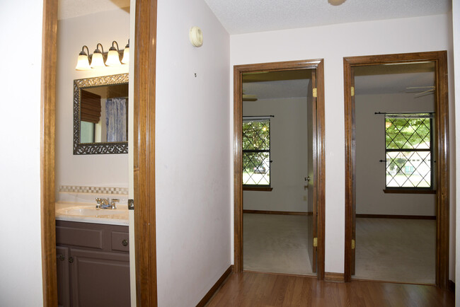 Building Photo - 1129 Troon Dr E