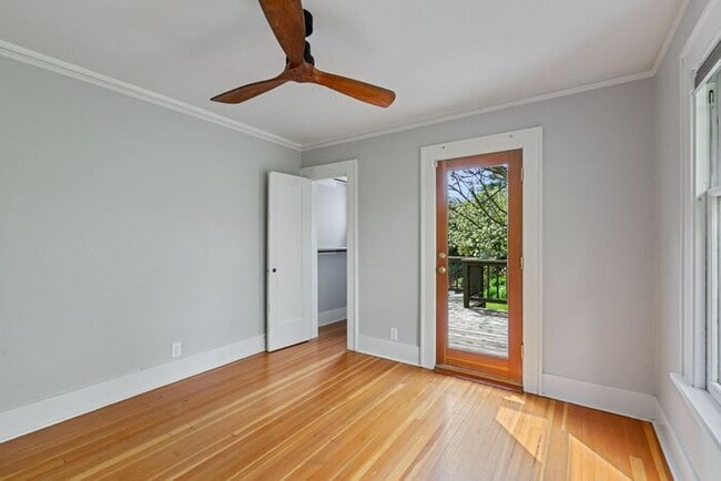 Building Photo - Charming AIR CONDITIONED Leschi Craftsman