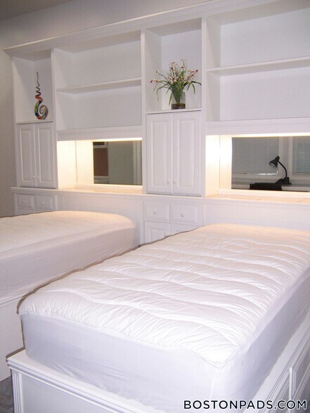 Building Photo - 188 Maverick St