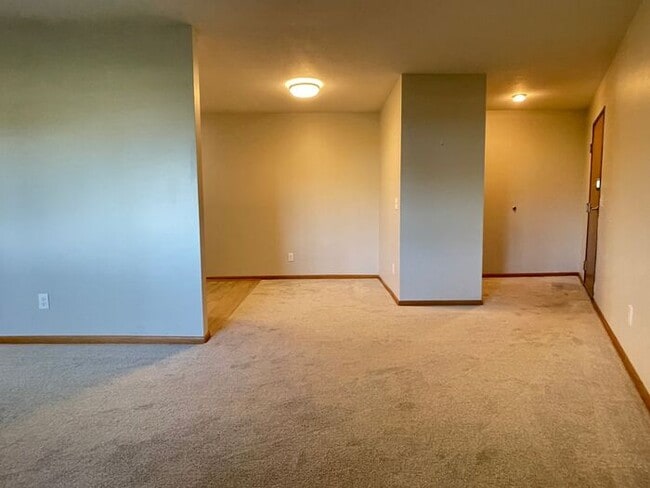 Building Photo - Main Floor, Excellent Condition, Video Wal...