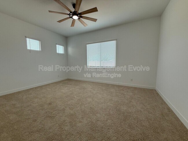 Building Photo - 8723 W Vista Ave