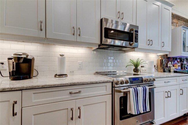 Building Photo - 8750 Terracina Lake Dr