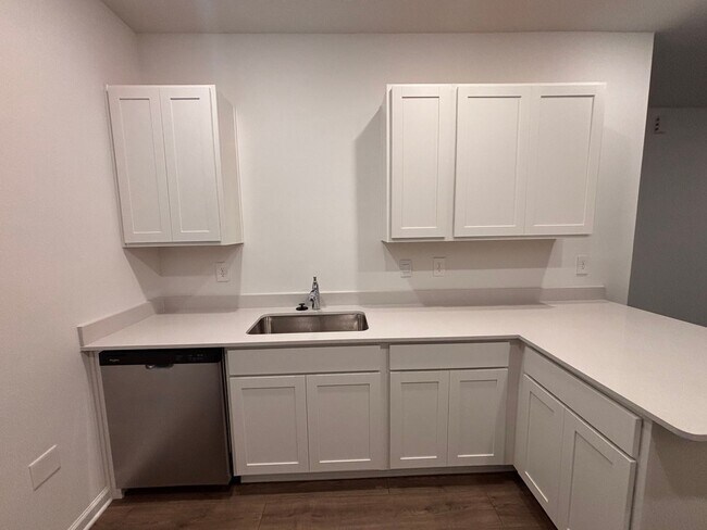 Building Photo - Never-Lived-In 3BR/2.5BA Townhome! Screened Lanai & Pond View!