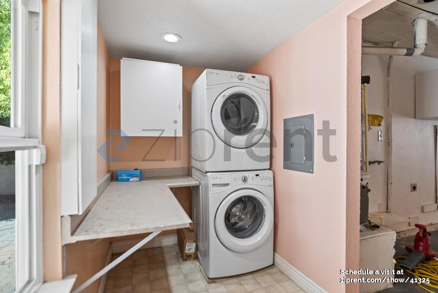Building Photo - 35685 Terrace Dr