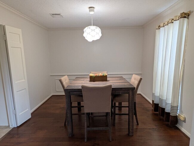 Building Photo - 11807 Highgrove Dr