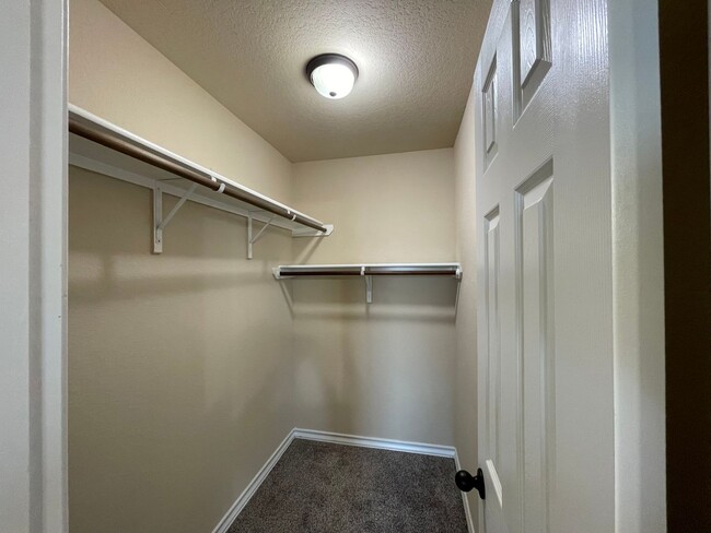 Building Photo - Town home for rent