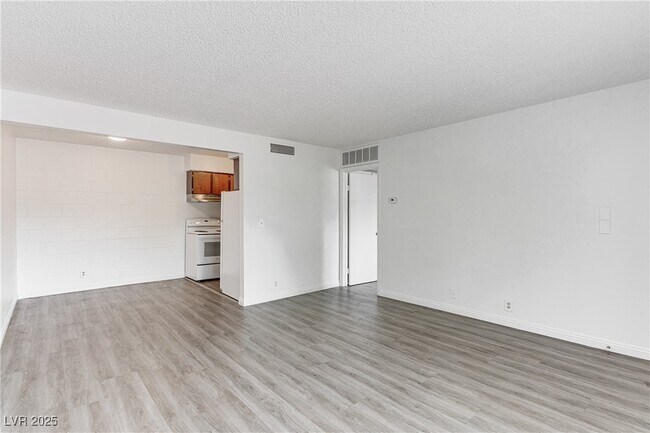 Building Photo - 625 S Royal Crest Cir