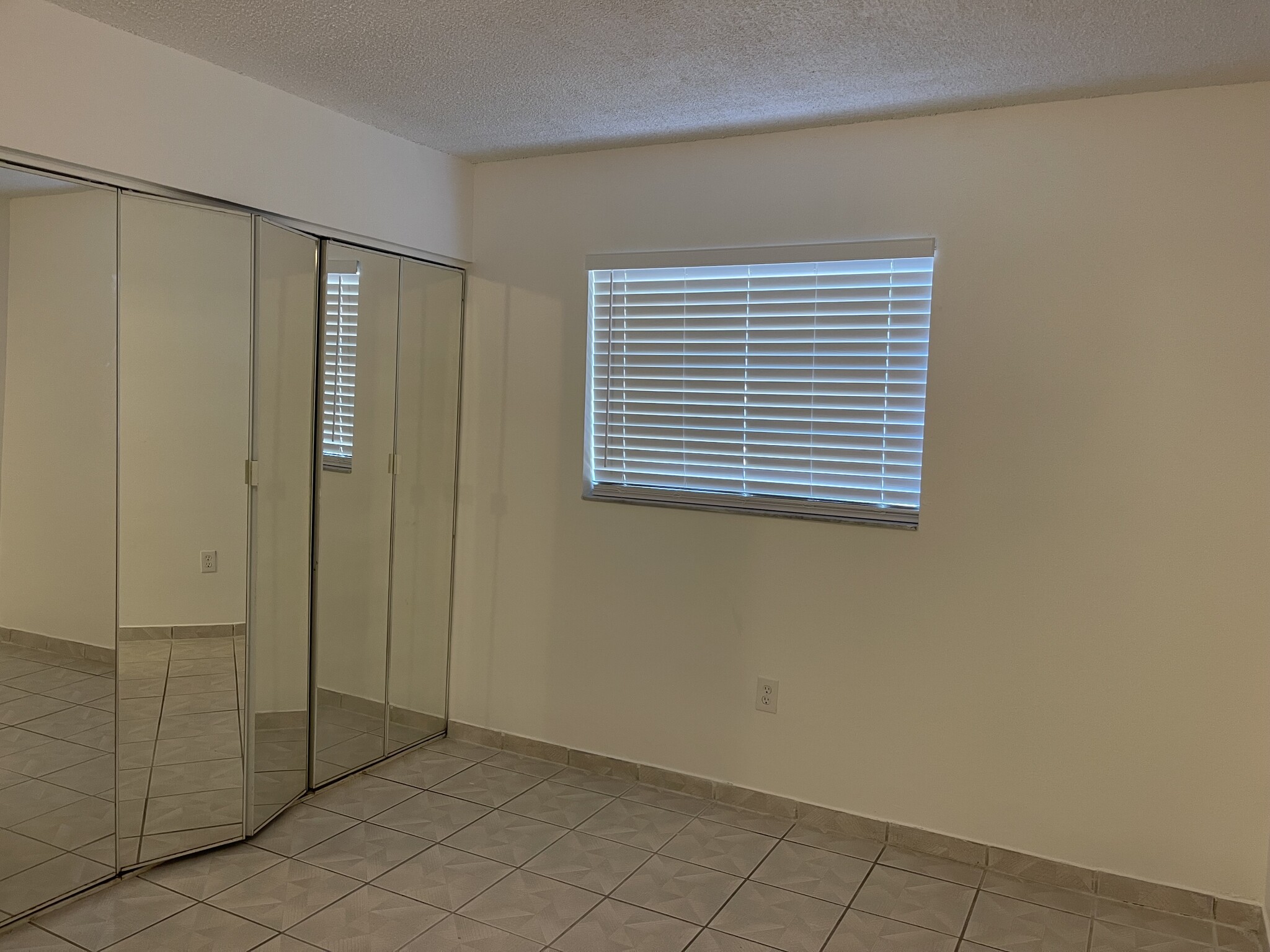 Building Photo - 2744 W 60th St