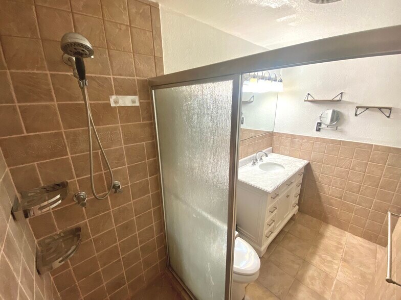 Master Bathroom - 4576 Wenhart Rd